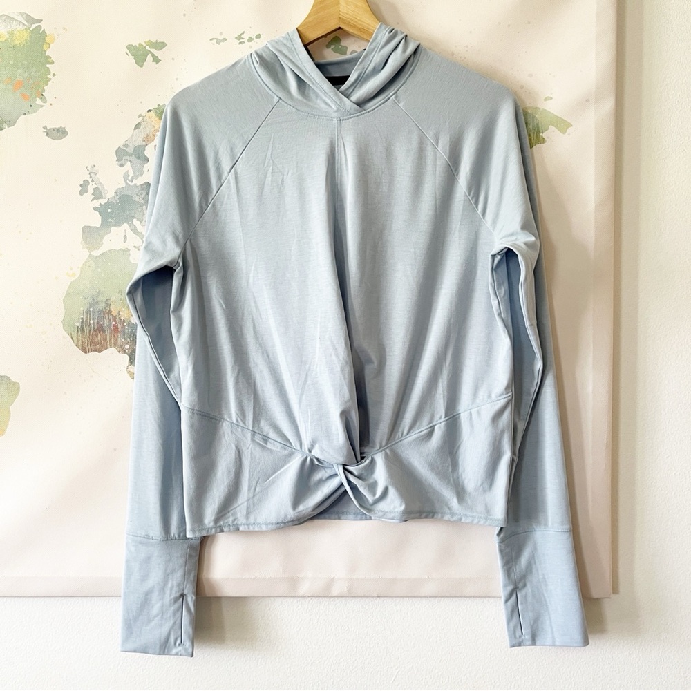 Title‎ Nine Top Size Medium Cyclone Training Hoodie Arctic Blue Twist Front